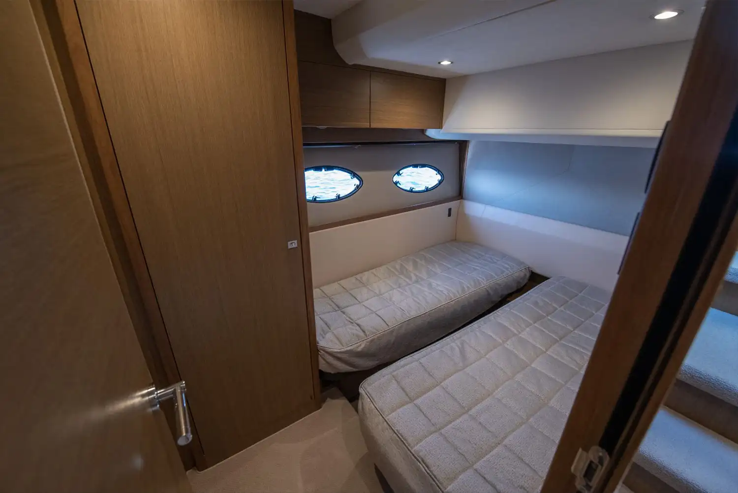 yacht SIR EYDEN charter
