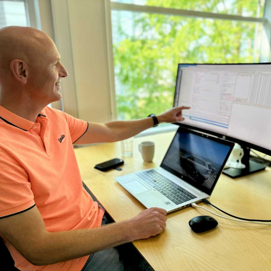 Pär-Olof Håkansson at Volvo Cars working with RemotiveTopology to simulate a Usage Mode