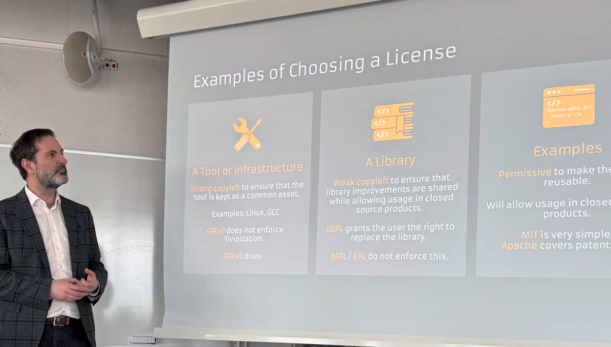 Johan Thelin giving lecture on Open Source