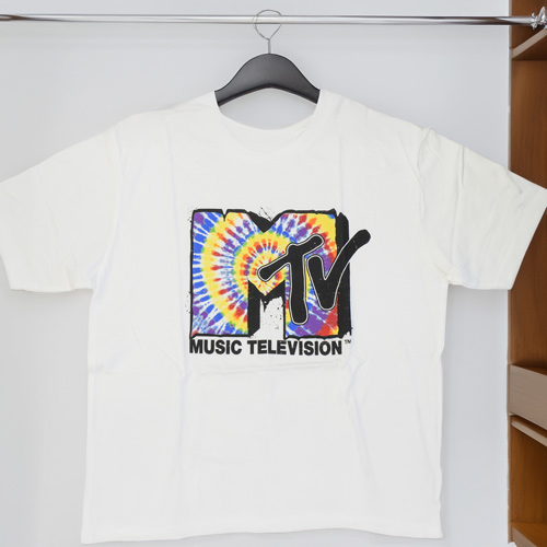 a white MTV t-shirt with a logo on it