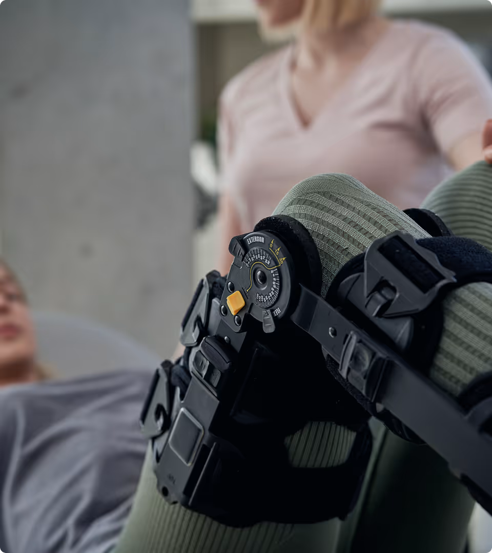 Advanced medical knee brace with adjustment dial and technical straps