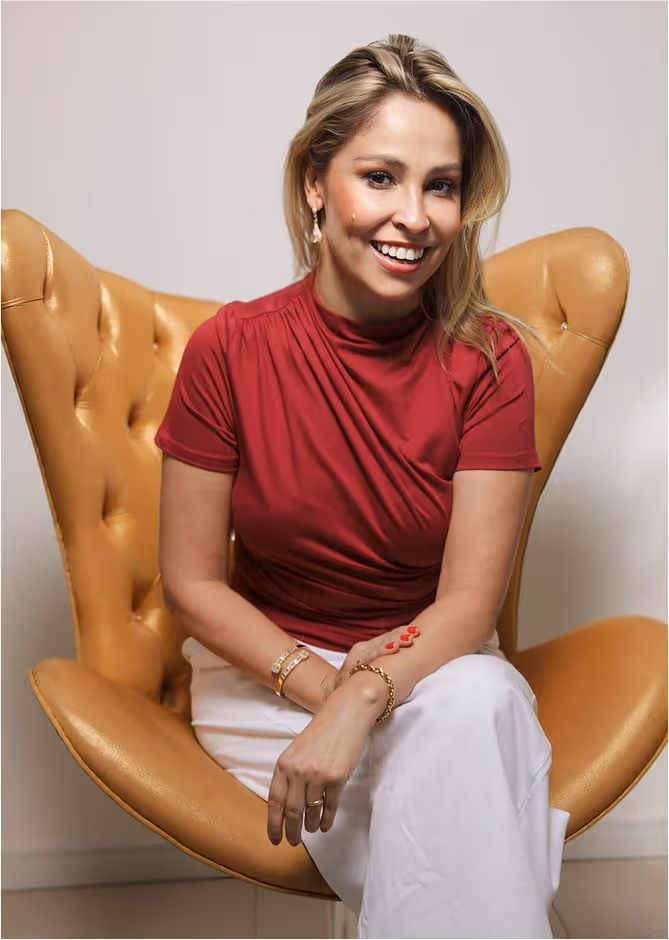 Dra. Caroline Rigoleto, especialista em procedimentos não cirúrgicos para rejuvenescimento da face.