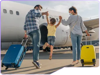 Foto de uma família feliz e brincando com sua filha enquanto entram no avião em sua viagem.