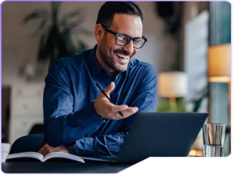 Foto de um homem olhando para seu notebook, feliz e satisfeito.