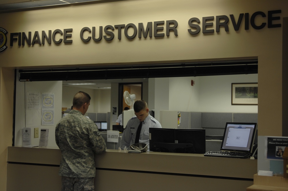 Service members at a Thrift Savings Plan retirement briefing