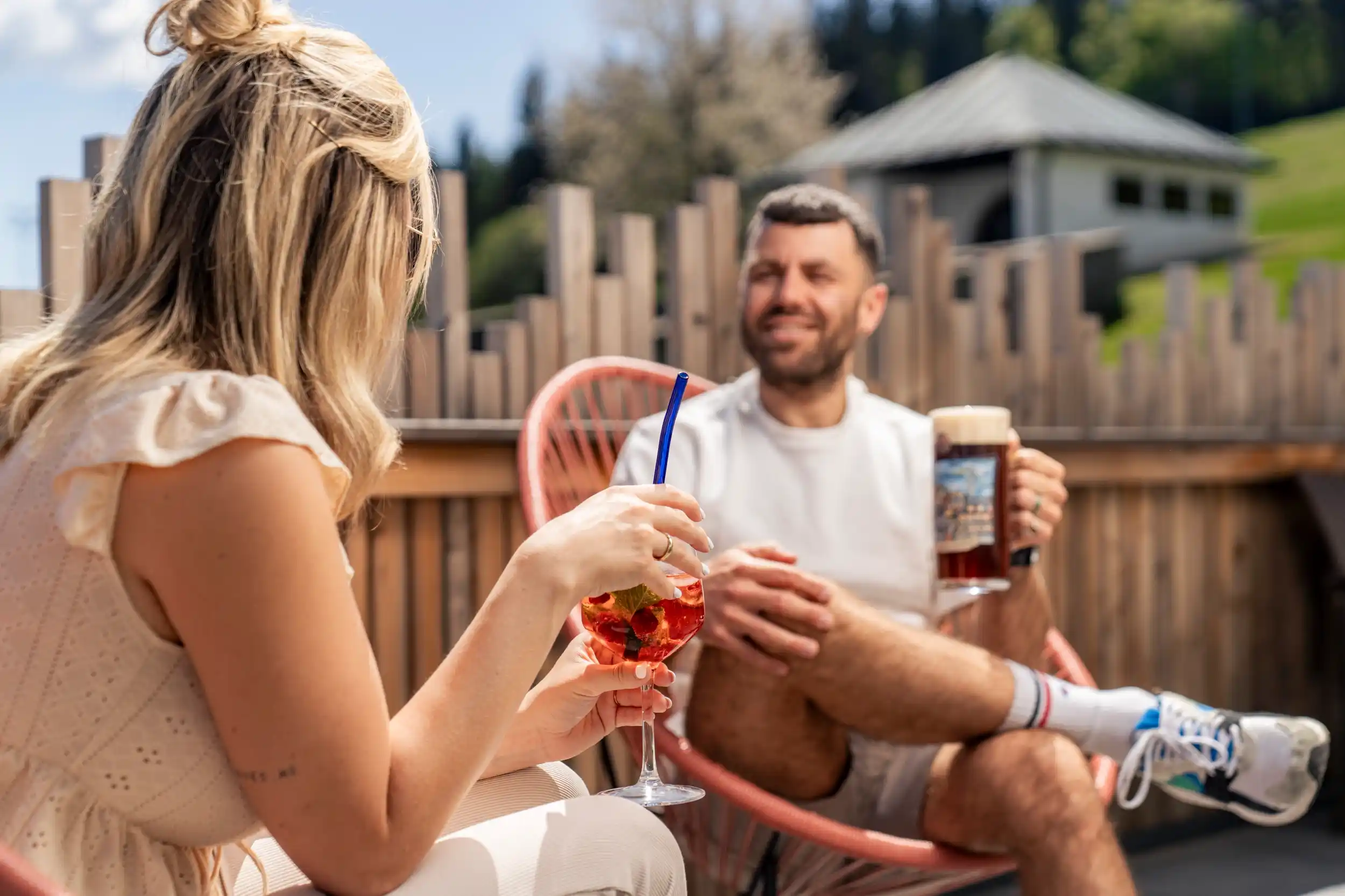 Paar mit Aperitif auf der Terrasse