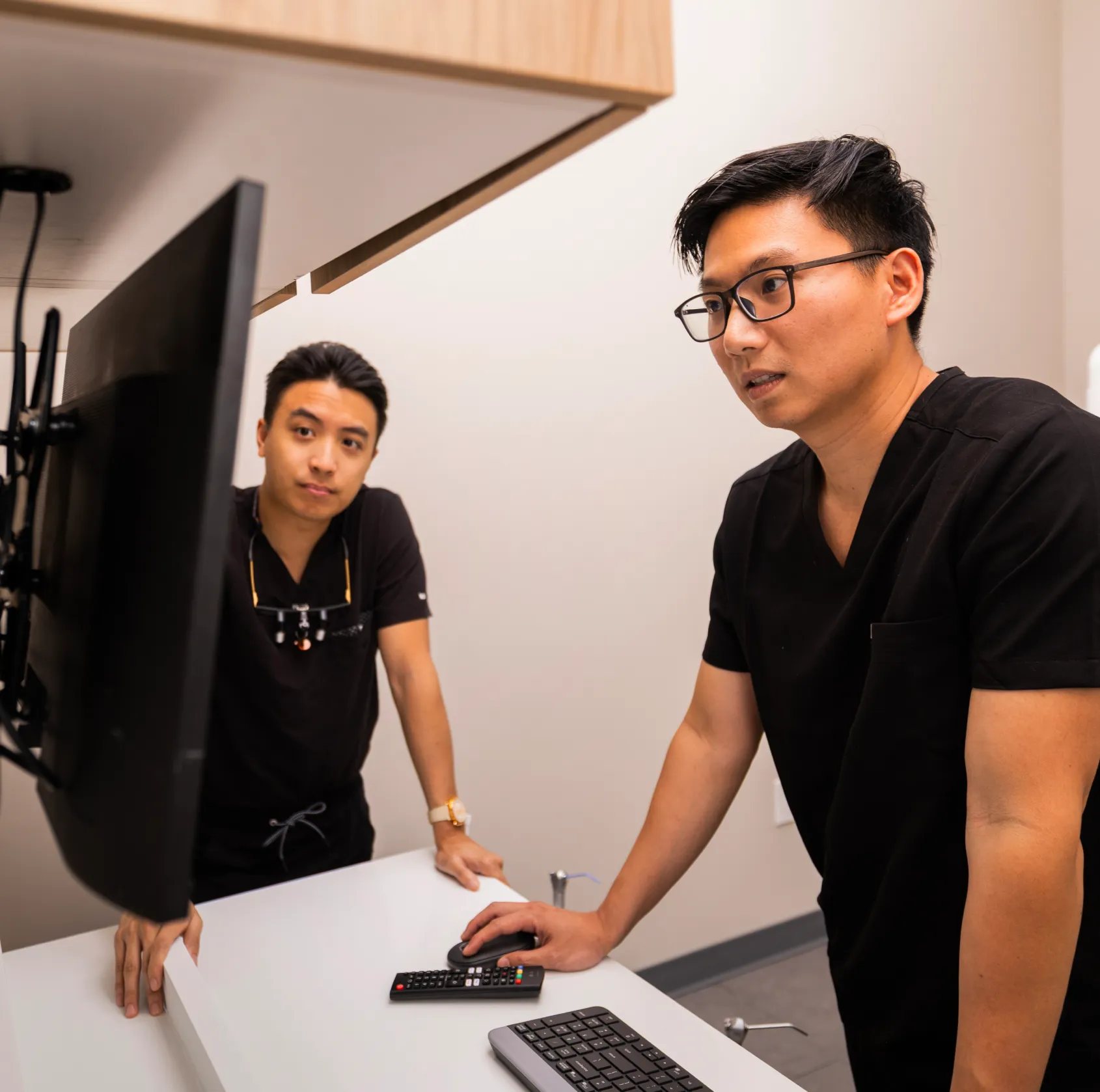 Dr. Huynh and Dr. Bui checking the computer