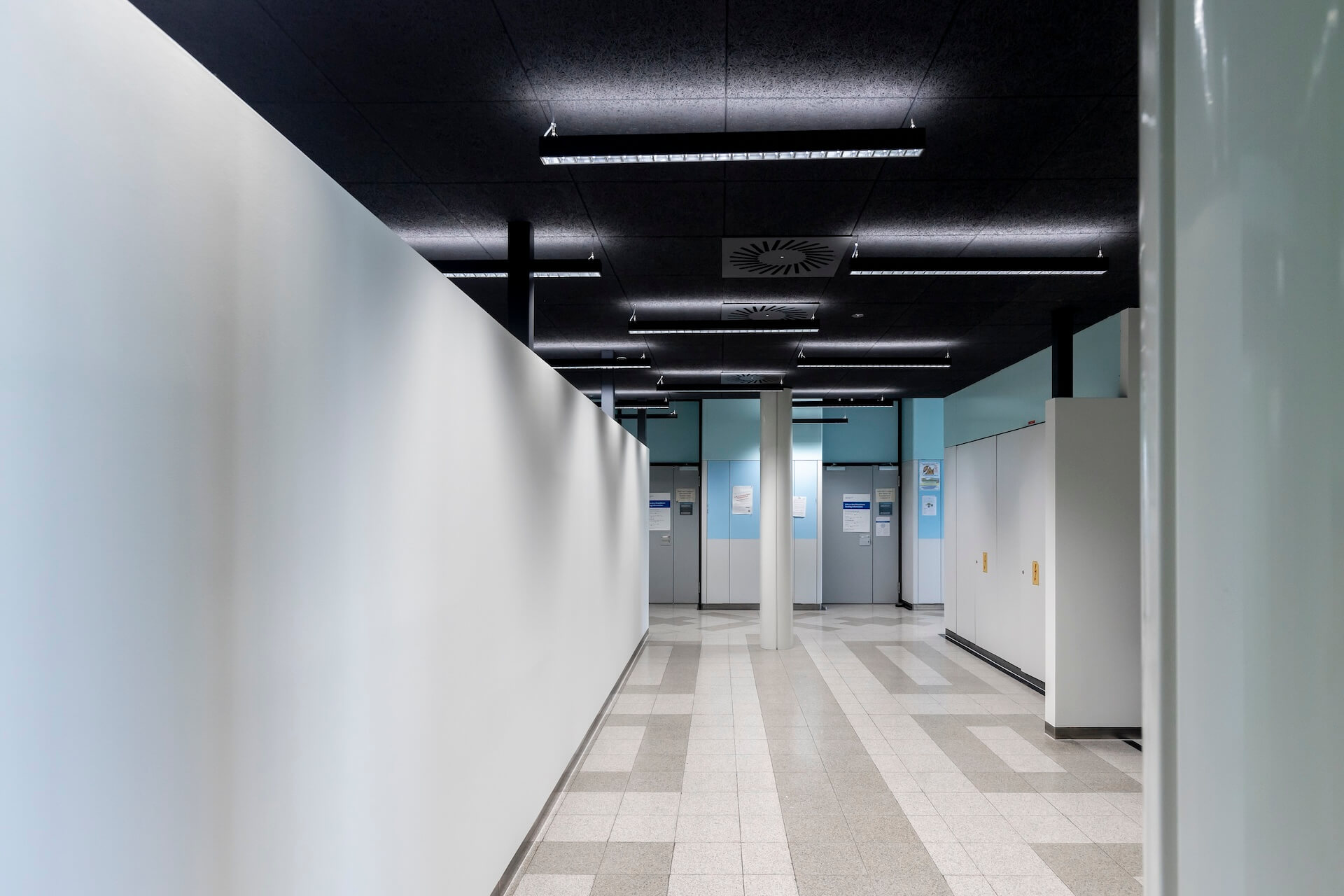 Neuer Büroflur mit modernem Beleuchtungskonzept nach Umbau