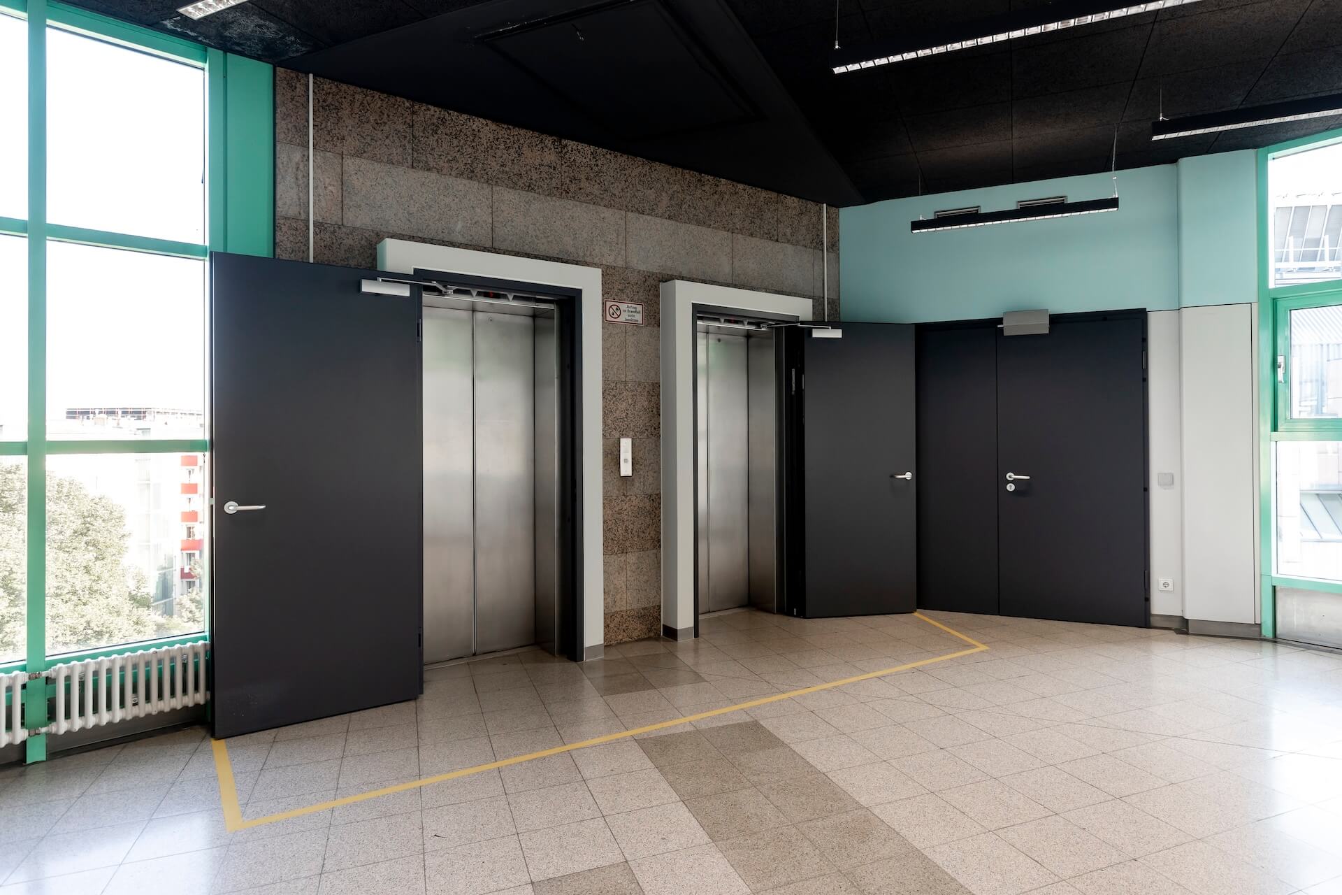 Moderne Liftlobby mit neuen Böden und Wänden – Büroumbau Wien