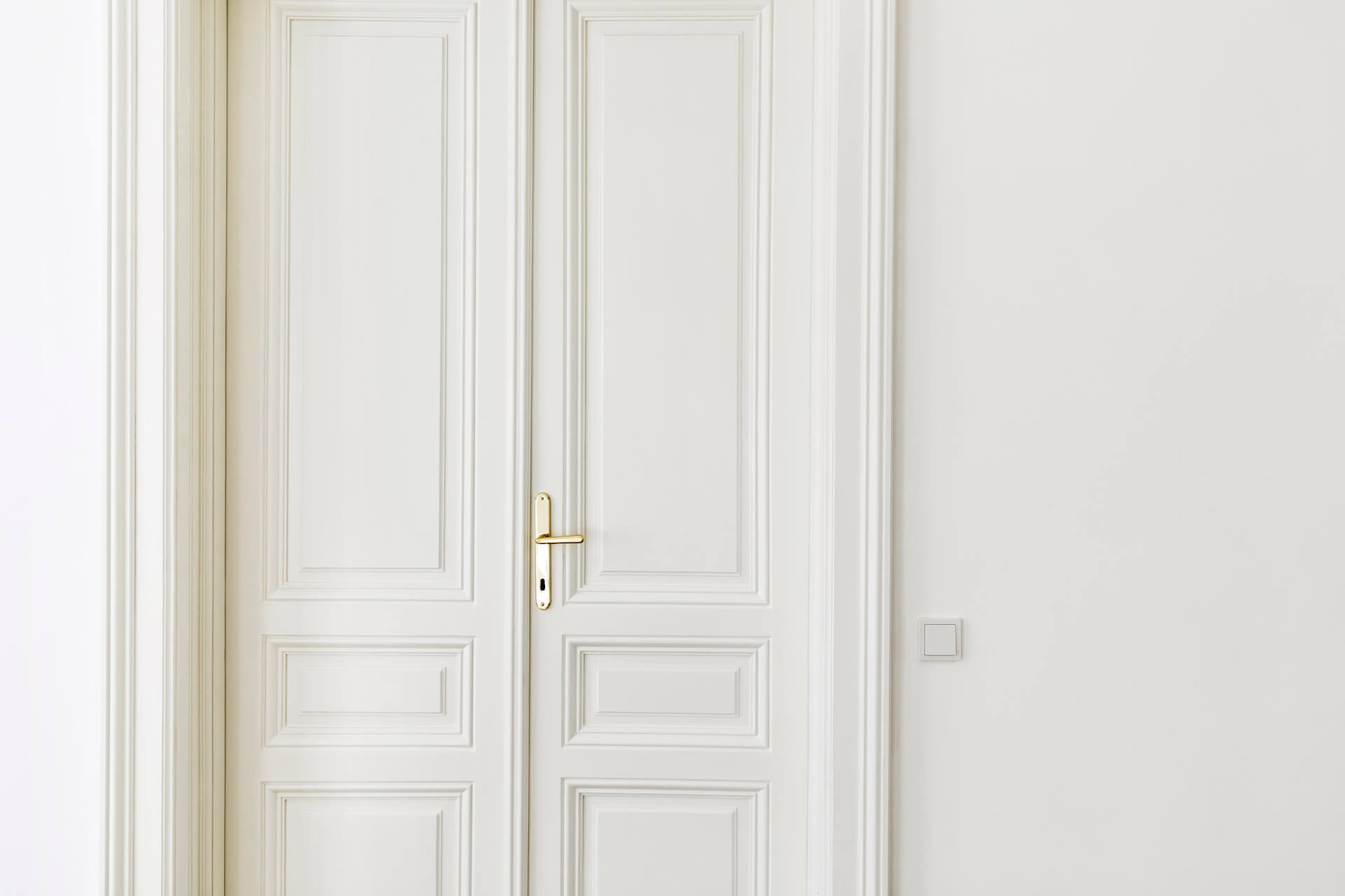 Detailaufnahme renovierte Altbautür im Zuge einer Wohnungssanierung Wien