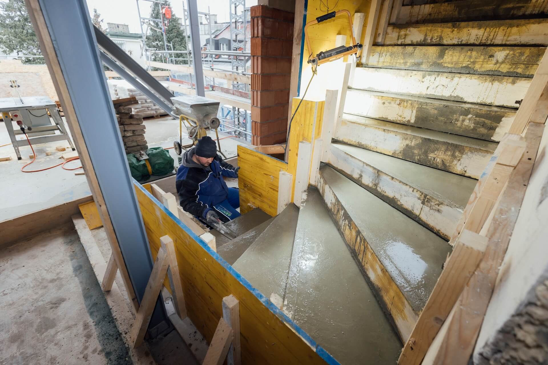 Arbeiter beim präzisen Einbau neuer Bauelemente im Dachgeschoss