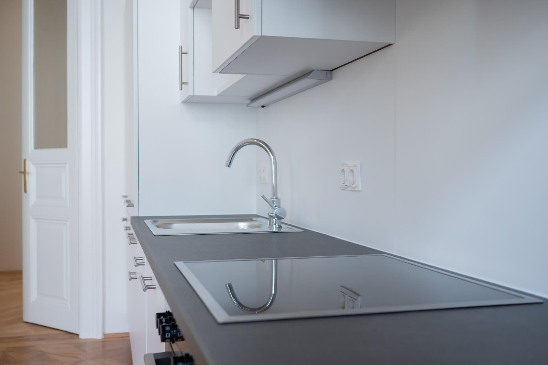 Moderne Armaturen und Arbeitsfläche in der Leonhardgasse