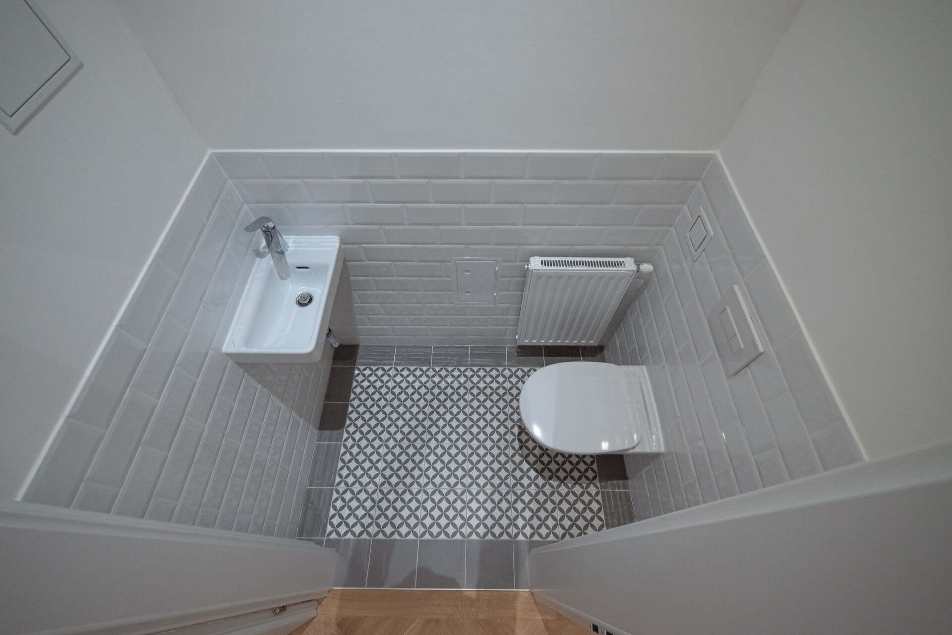 Modernes Gäste-WC mit Fliesen und hochwertigen Armaturen
