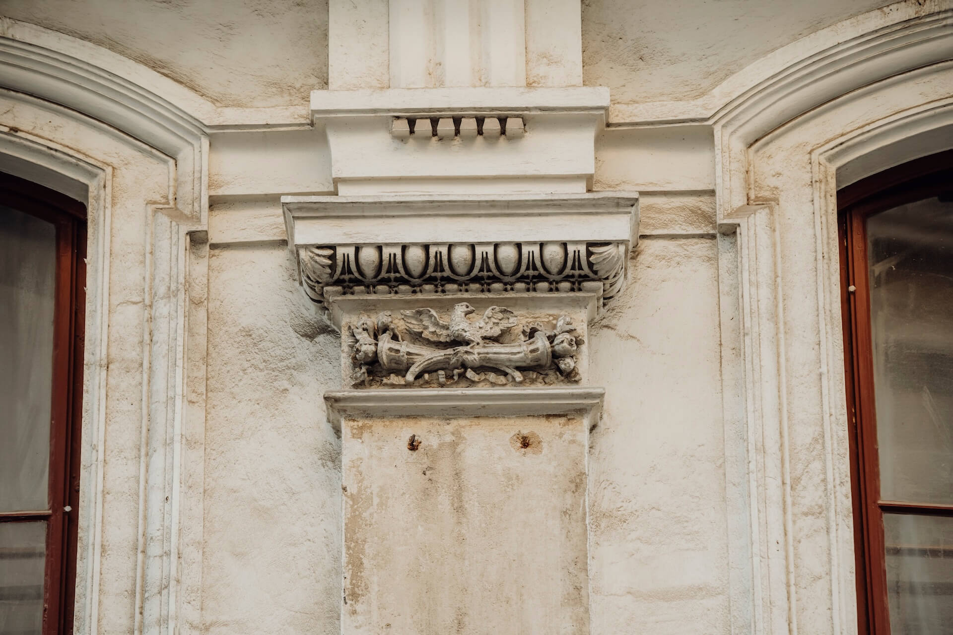 Fassadendetail mit historischer Ornamentik Vor Restaurierung