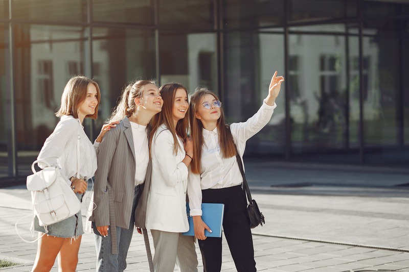 компания девушек