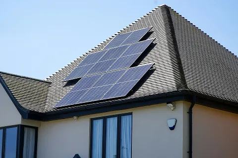 Ein Haus in Schleswig-Holstein mit Photovoltaikanlage auf dem Dach.