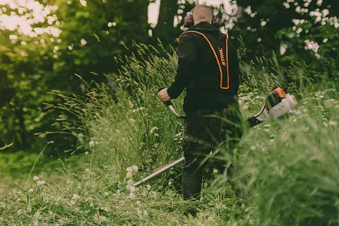 ein Mann bei der Gartenarbeit