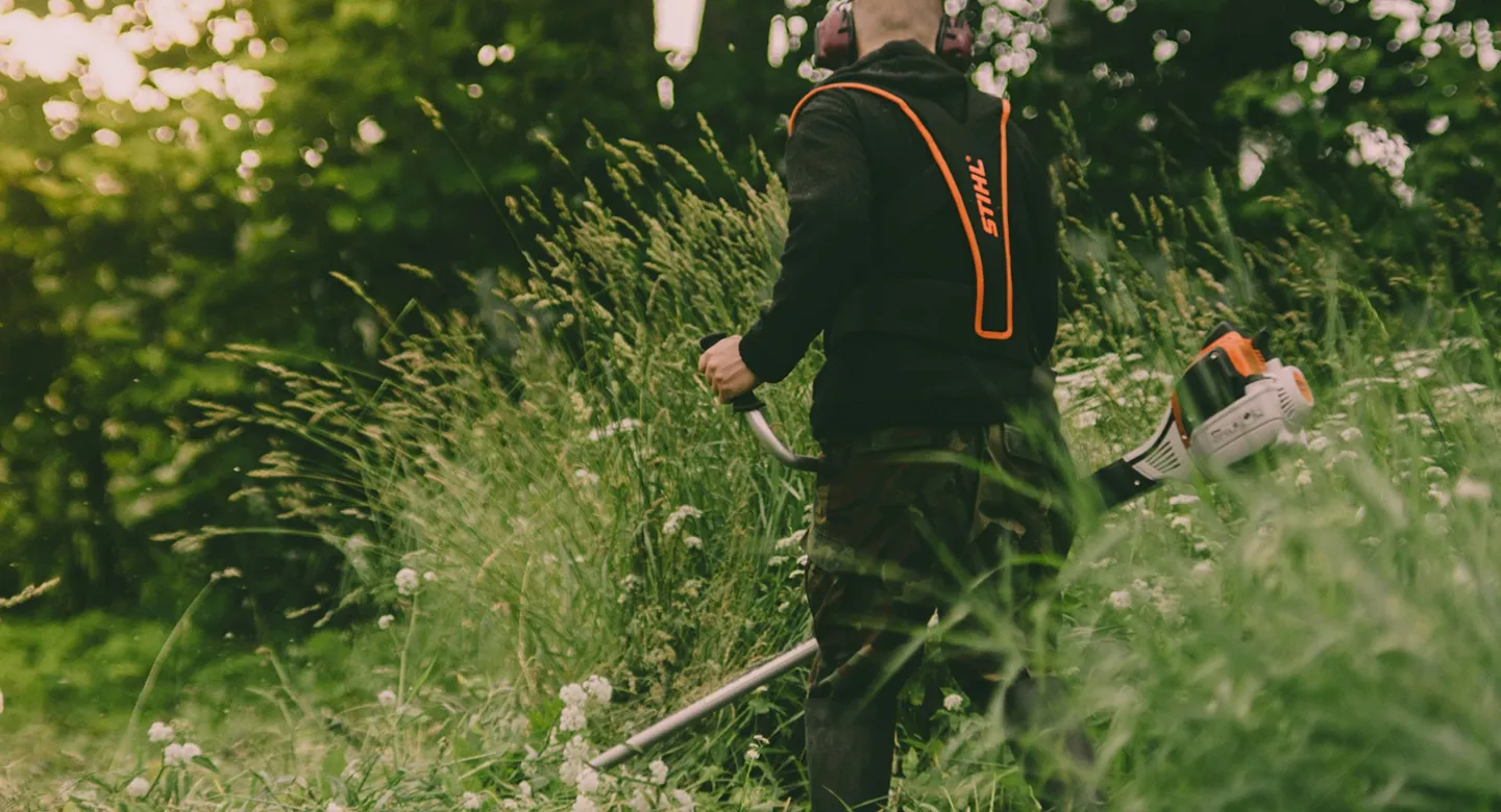 ein Mann bei der Gartenarbeit
