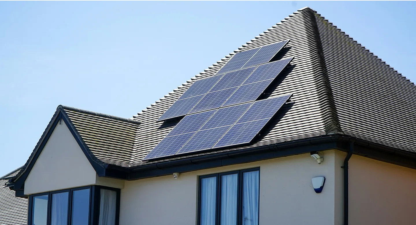 Ein Haus in Schleswig-Holstein mit Photovoltaikanlage auf dem Dach.
