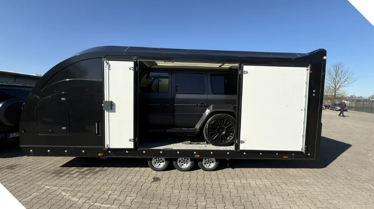 Geschlossener Fahrzeugtransport mit geschütztem Spezialanhänger