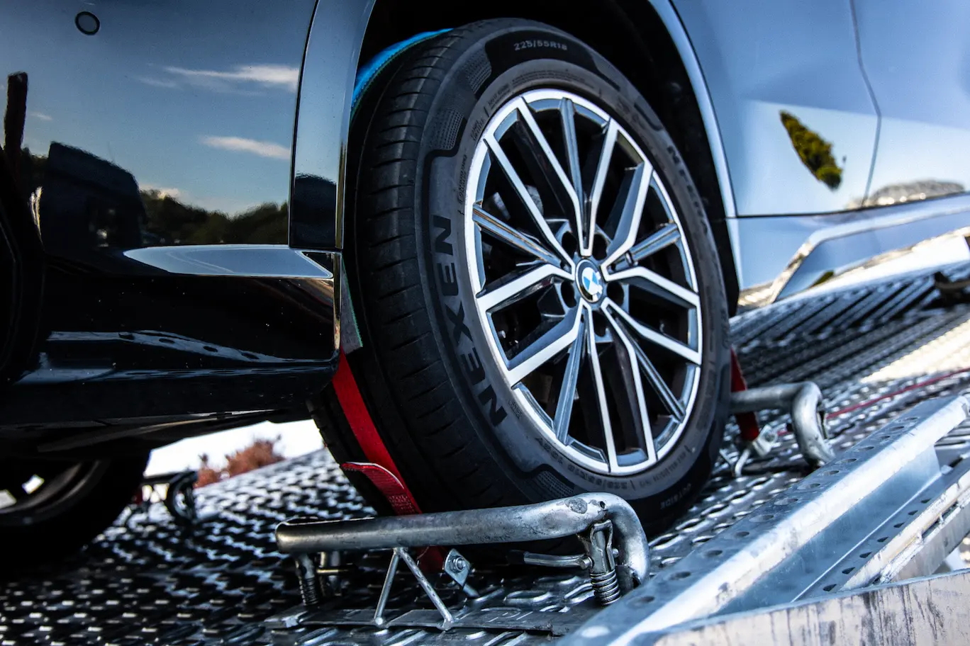 Fahrzeug wird auf Autotransporter verladen