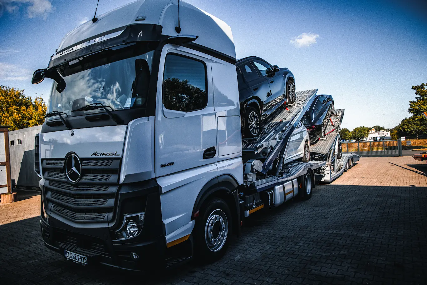 Mehrere Fahrzeuge auf Autotransporter verladen