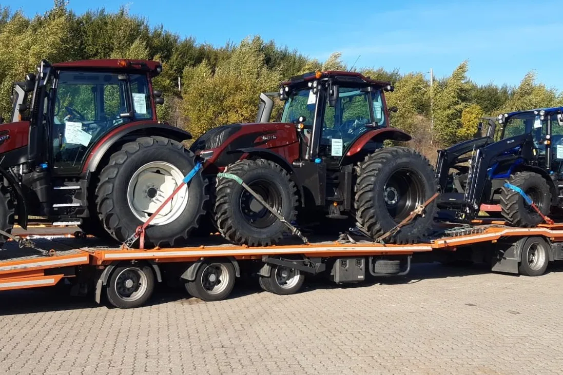 Schwertransport mit mehreren Traktoren auf Tieflader