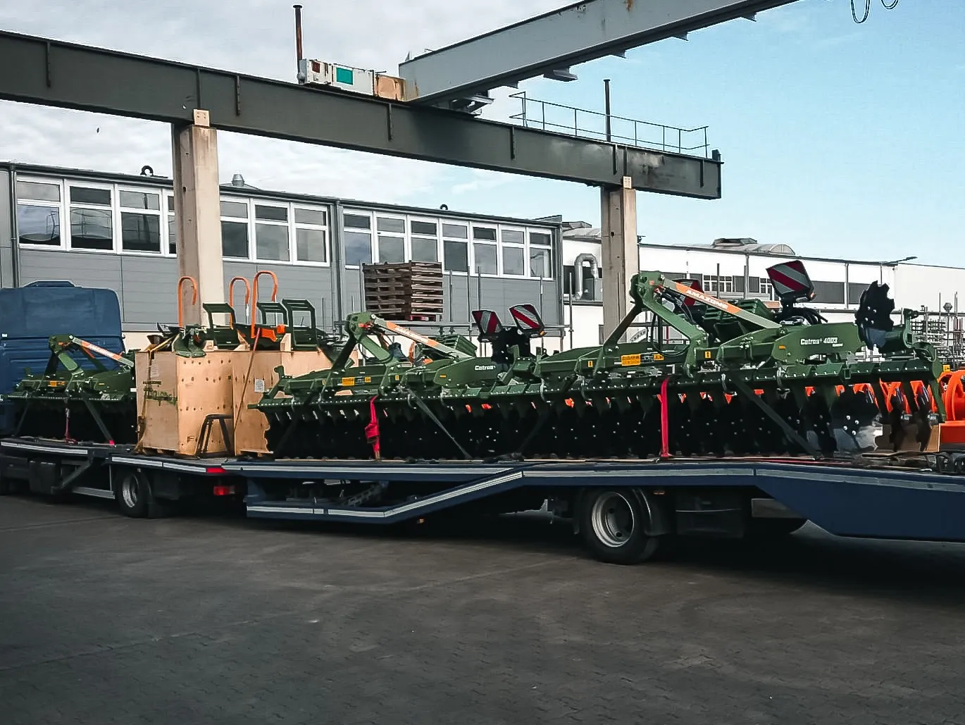 Schwertransport mit gesicherter Industrieladung auf Tieflader