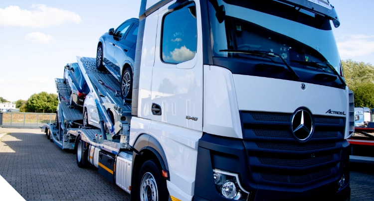 Berufskraftfahrer bei Elbar-Trans mit Autotransporter