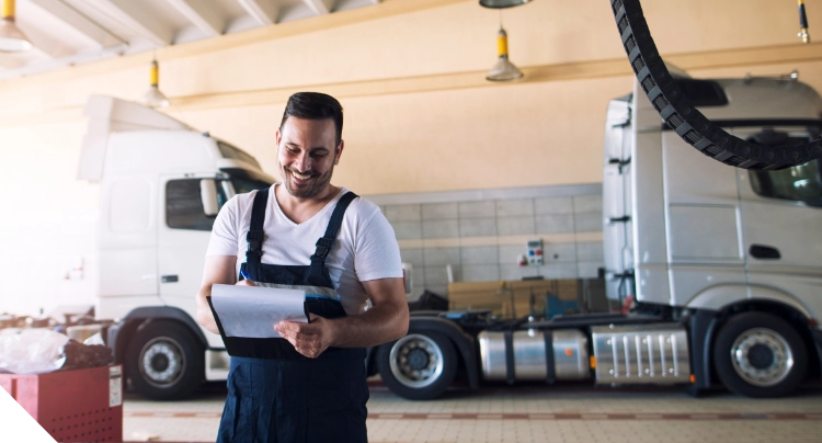 Mitarbeiter im Lager oder in der Werkstatt bei Elbar-Trans