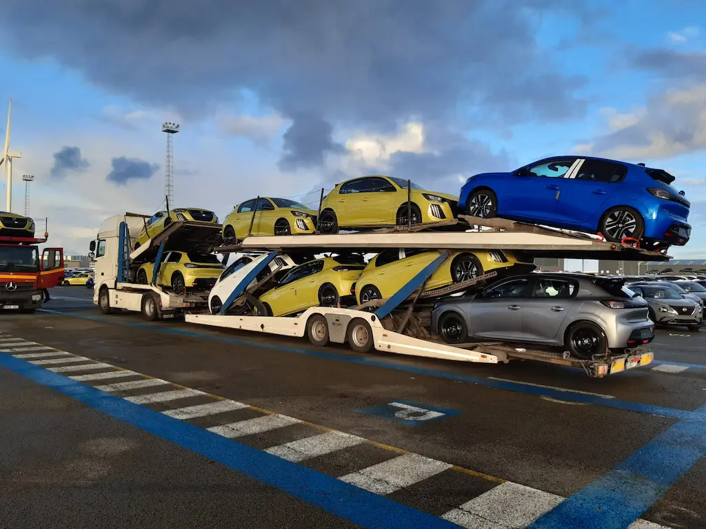 Autotransporter LKW mit Ladefaktor 8 für Mehrfachbeladung