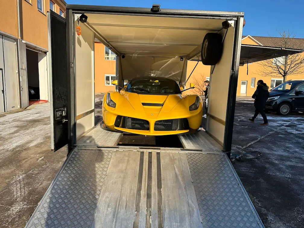 Geschlossener Fahrzeugtransporter für Einzeltransporte von Elbar-Trans