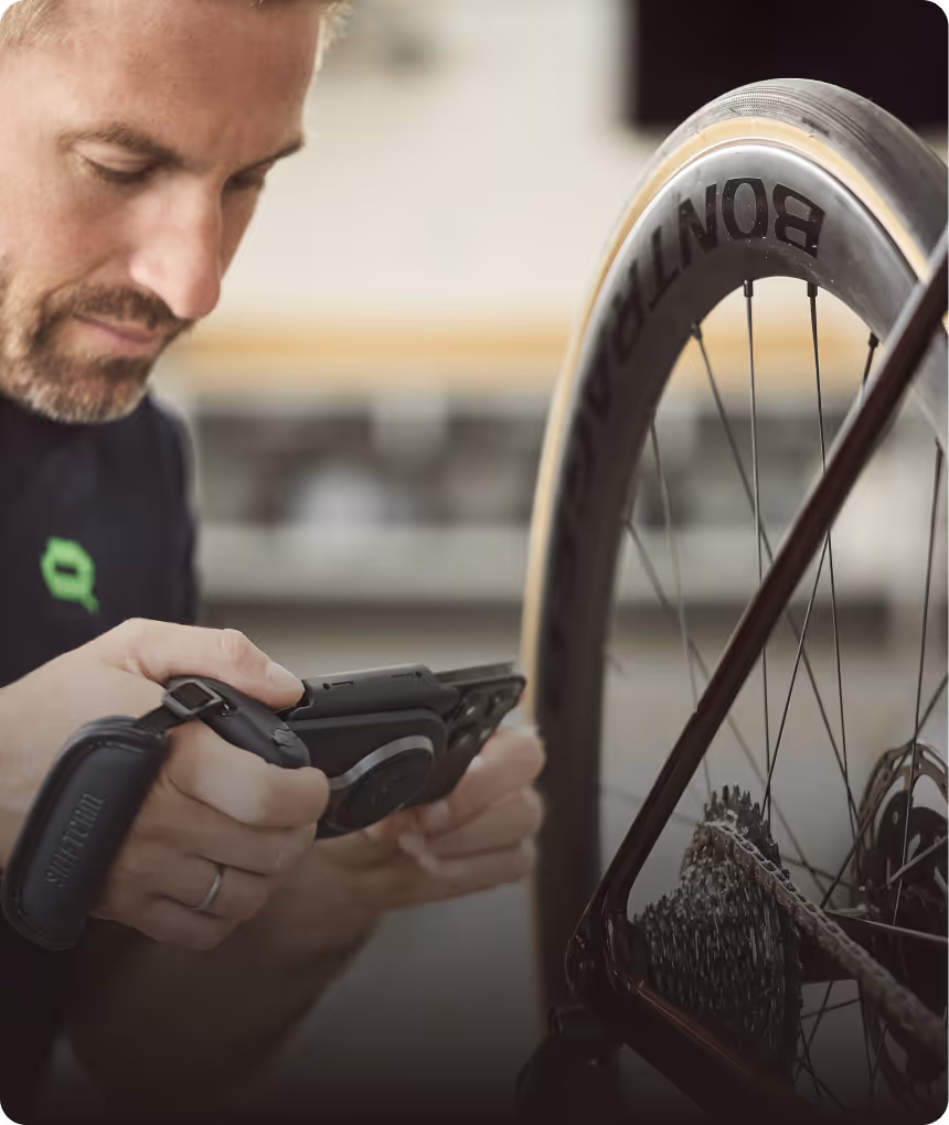 Mitarbeiter begutachtet ein Fahrrad und dokumentiert Schäden für ein Gutachten