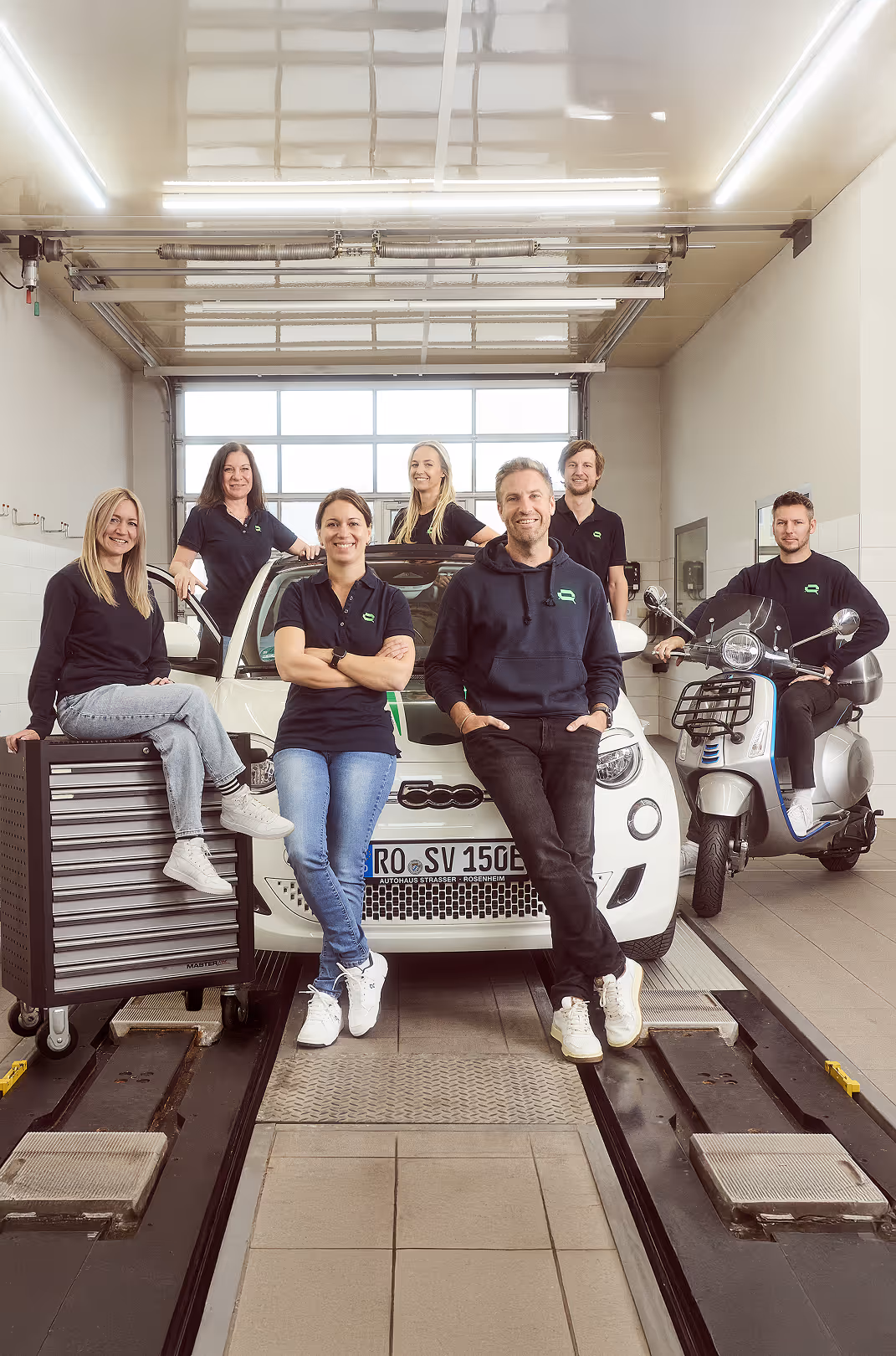 Gruppenfoto des Lotterschmid Teams in der Schadenprüfhalle in Kolbermoor