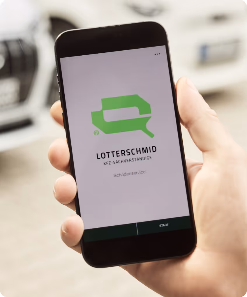 Smartphone mit geöffneter Lotterschmid SchadenApp zur einfachen digitalen Schadenmeldung