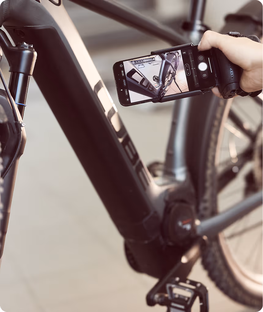 Mitarbeiter fotografiert ein E-Bike für ein Gutachten