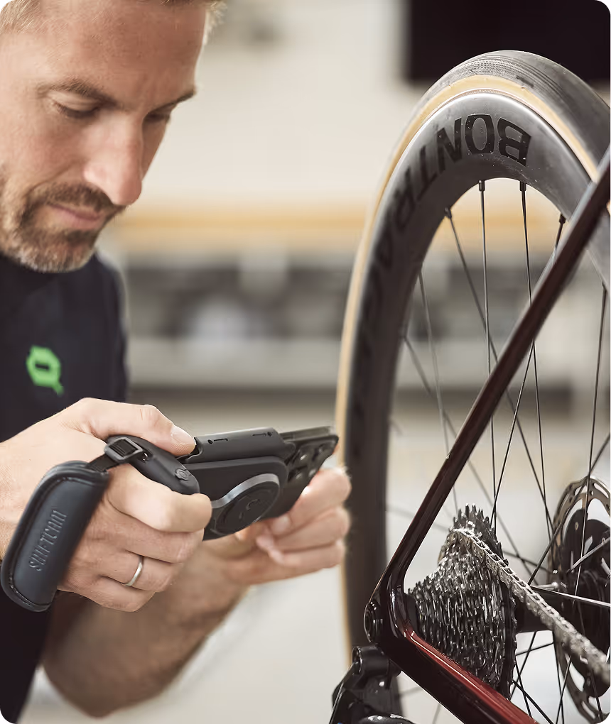 Mitarbeiter begutachtet ein Fahrrad und dokumentiert Schäden für ein Gutachten