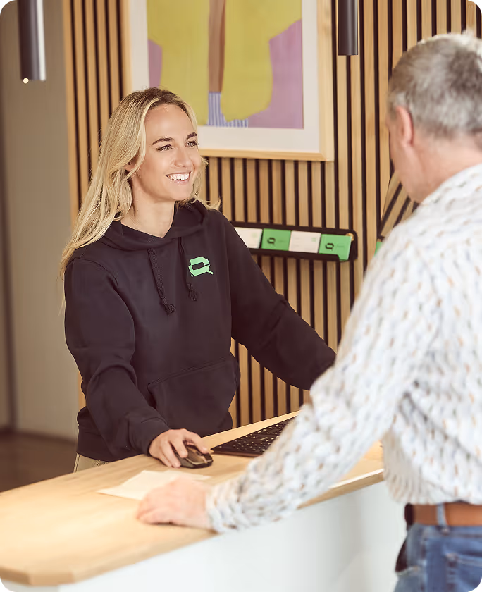 Mitarbeiterin Julia berät einen Kunden im modernen Büro