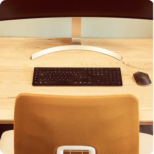 Moderner Design-Bürostuhl im hellen Bürobereich