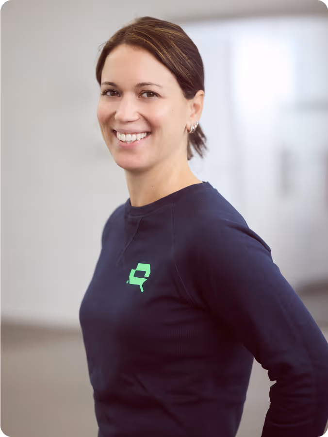 KFZ-Sachverständige Katharina im blauen Pullover mit Lotterschmid Logo