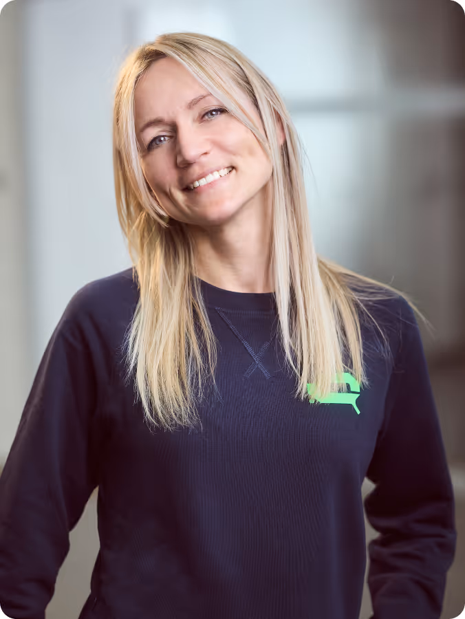 Schadenmanagerin Alexandra im blauen Pullover mit Lotterschmid Logo