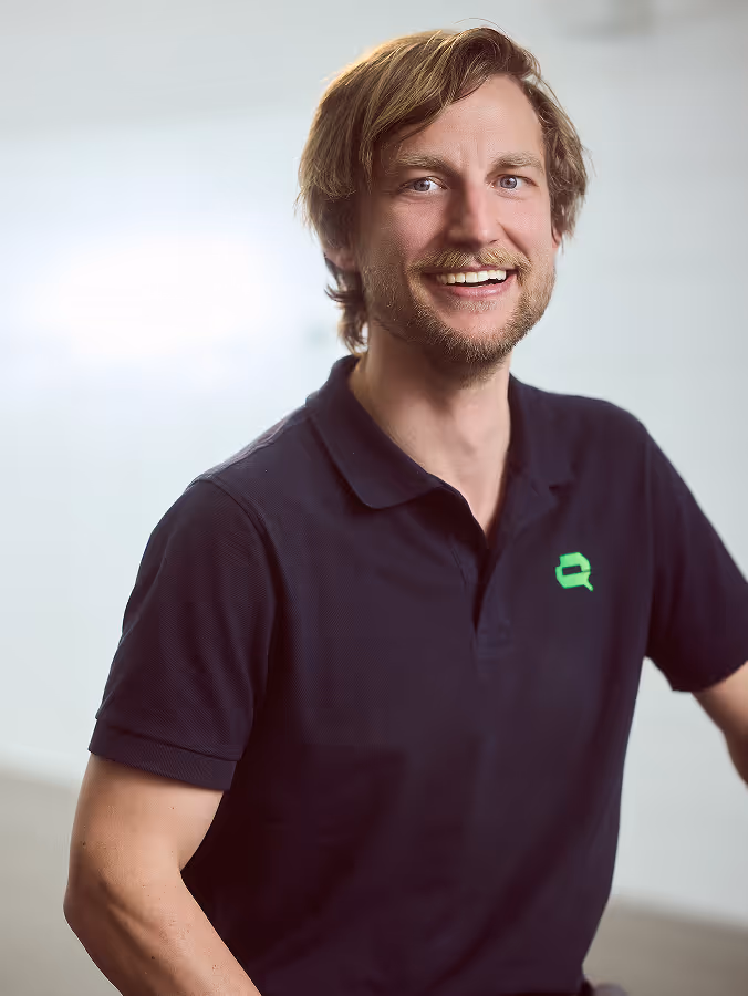 KFZ-Sachverständiger Tobi im blauen Poloshirt mit Lotterschmid Logo