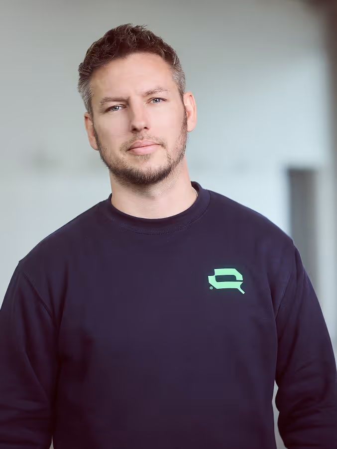 KFZ-Sachverständiger Thomas im blauen Pullover mit Lotterschmid Logo