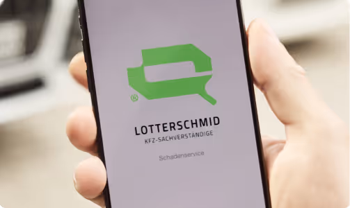 Smartphone mit geöffneter Lotterschmid SchadenApp zur einfachen digitalen Schadenmeldung
