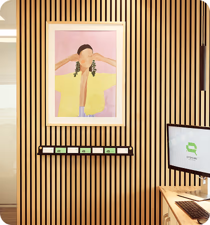 Modernes Wandbild im Eingangsbereich des Büros mit heller, freundlicher Atmosphäre
