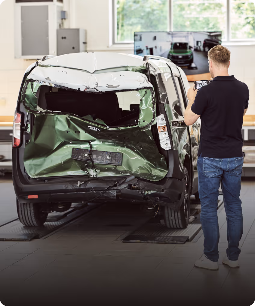 Dokumentation eines erheblich beschädigten Fahrzeugs zur Erstellung eines unabhängigen Unfallgutachtens.
