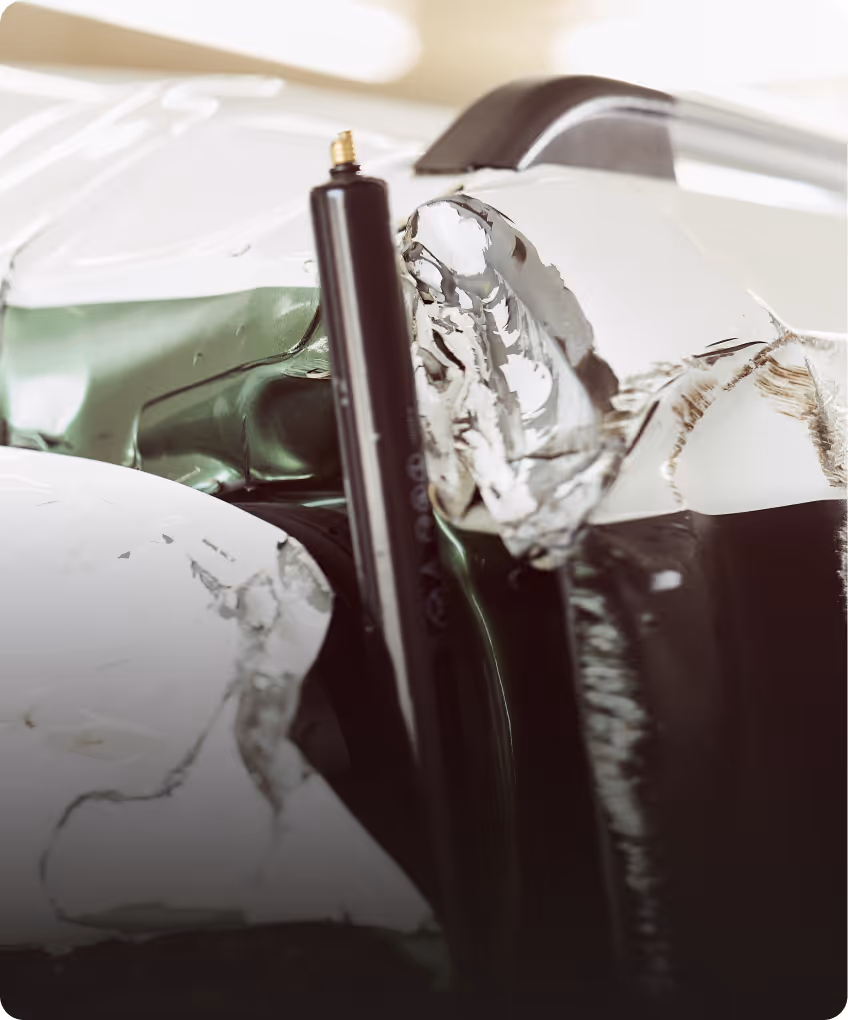 Detailaufnahme eines beschädigten Fahrzeugs während der Begutachtung eines Kaskoschadens durch Lotterschmid KFZ Sachverständige