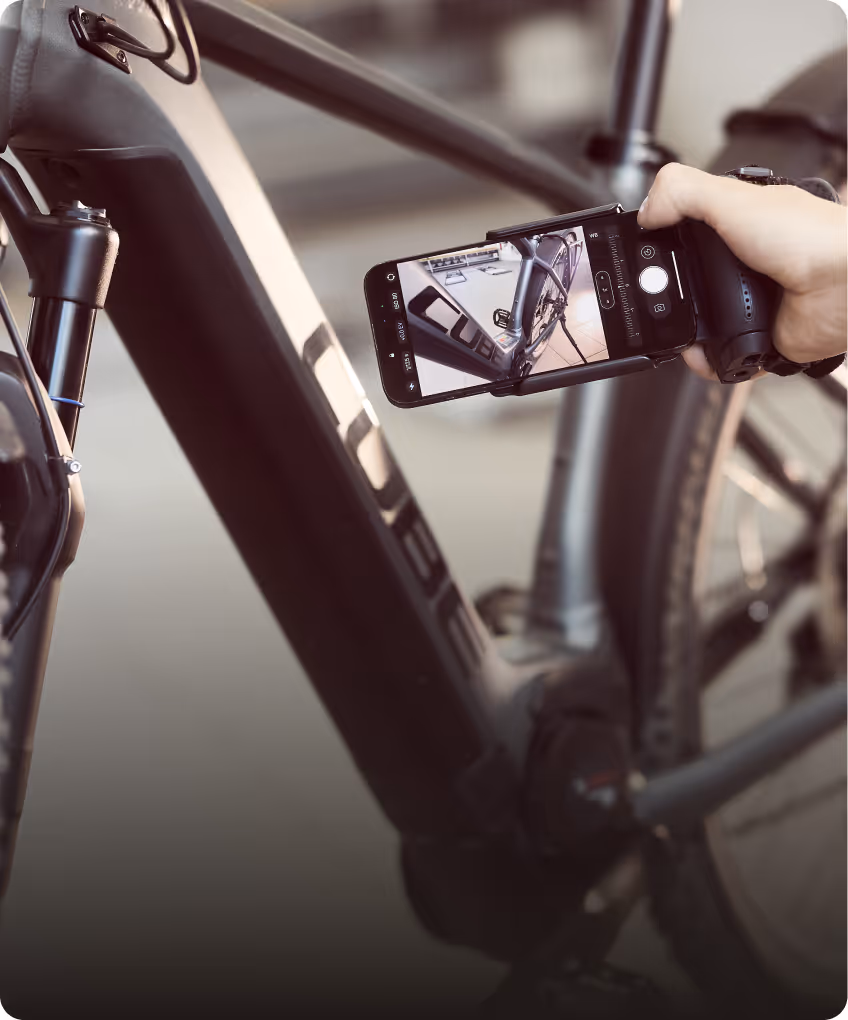 KFZ-Sachverständiger von Lotterschmid fotografiert ein beschädigtes E-Bike für ein professionelles Fahrradgutachten.