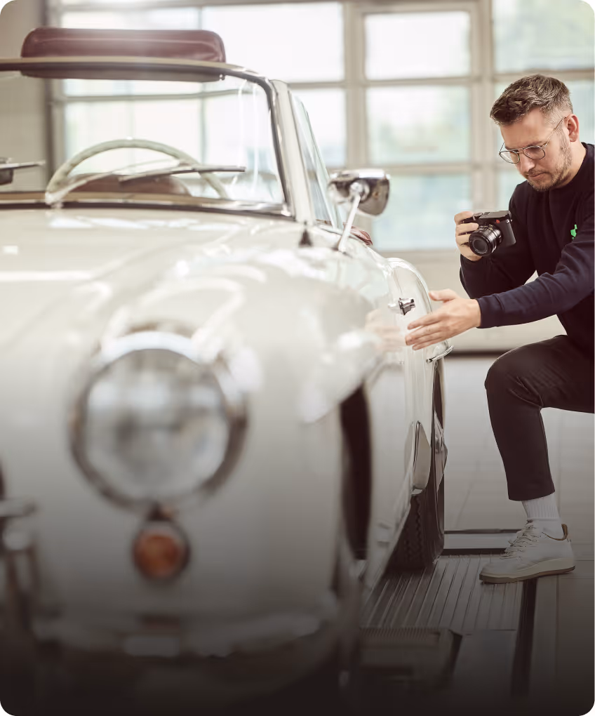 KFZ-Gutachter prüft sorgfältig die Karosserie eines Oldtimers für ein fundiertes Wertgutachten.