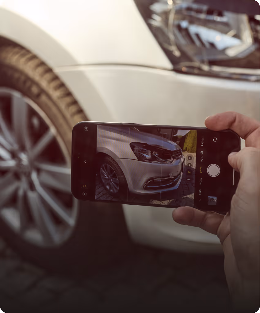Schadensdokumentation an einem Fahrzeug mittels Smartphone zur Erstellung eines unabhängigen Unfallgutachtens eines Kaskoschadens.